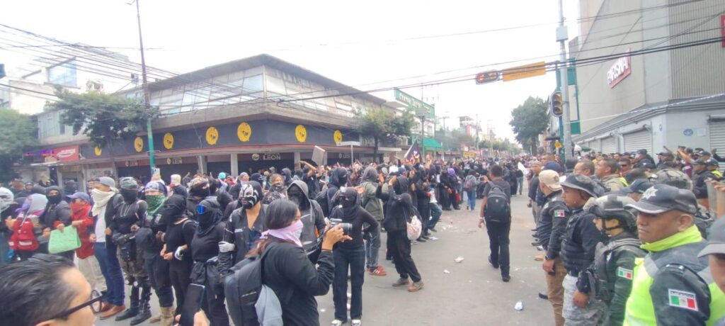 Marcha conmemorativa en Toluca terminó en enfrentamiento y caos