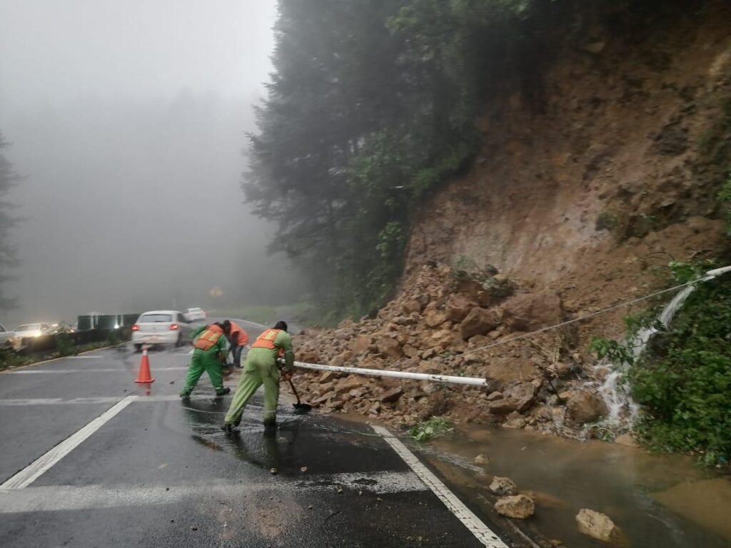 Autopista y carretera federal México-Toluca afectadas por deslaves