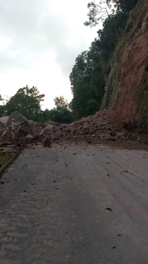 Por derrumbe, clausuran carretera El Estanco- Cañadas de Nanchititla, en Luvianos