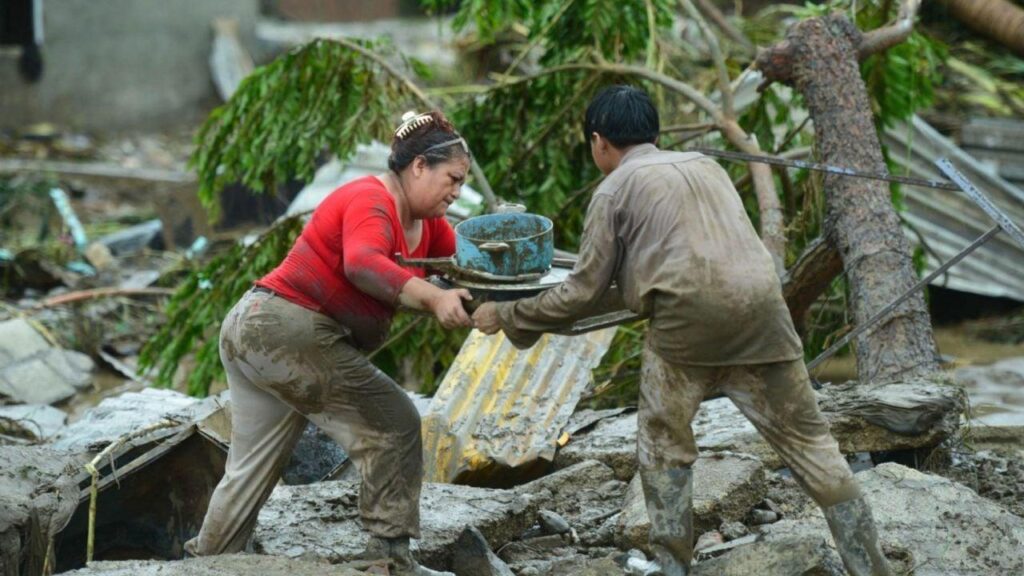 Más de 300 comunidades siguen incomunicadas por lluvias en México