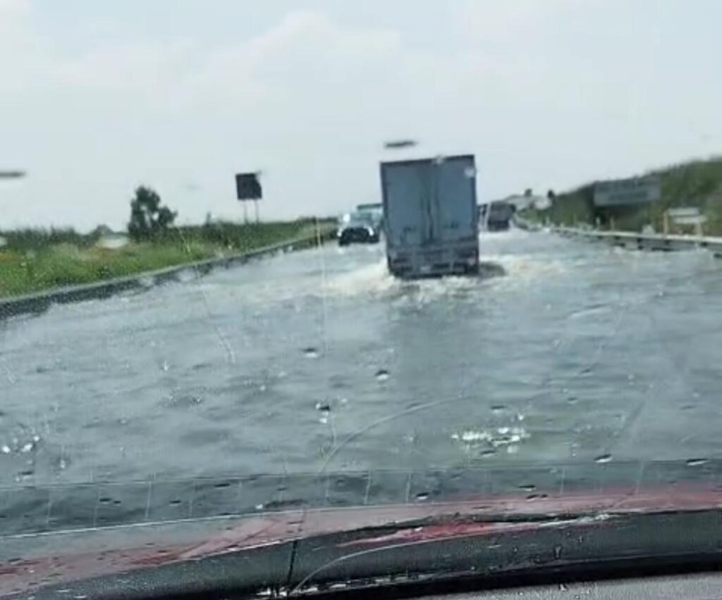 Autopista Lerma–Tenango lleva dos semanas inundada y con cobro activo