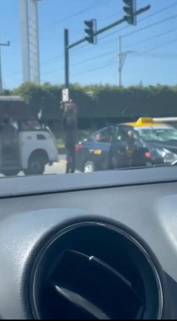 Video: Encapuchados agredieron a taxista en las inmediaciones del mercado Hidalgo