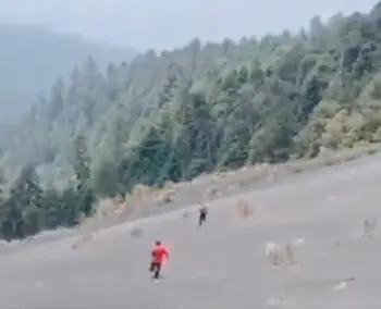 Suben al volcán Popocatépetl y salen huyendo por fuerte estruendo