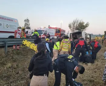 Vuelca autobús de turismo en Michoacán; hasta ahora 7 muertos y 20 heridos