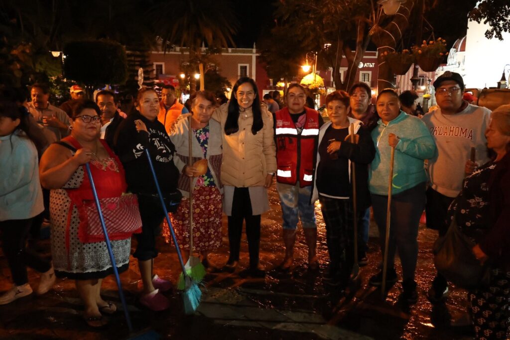 Realizan limpieza en el zócalo de Atlixco por la Villa Iluminada 2025