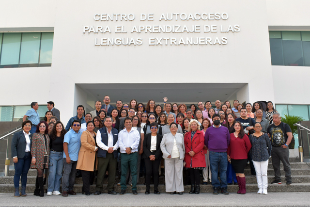 Devela Rectora Lilia Cedillo placa conmemorativa del trigésimo aniversario de la Formación General Universitaria Inglés-Francés