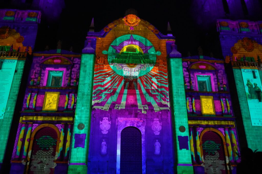 Presentan videomapping conmemorativo al Día de Muertos con luz y tradición