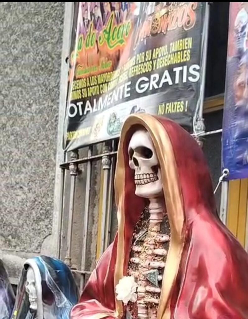 En el Centro Histórico de la Angelópolis…rinden culto a la Santa Muerte