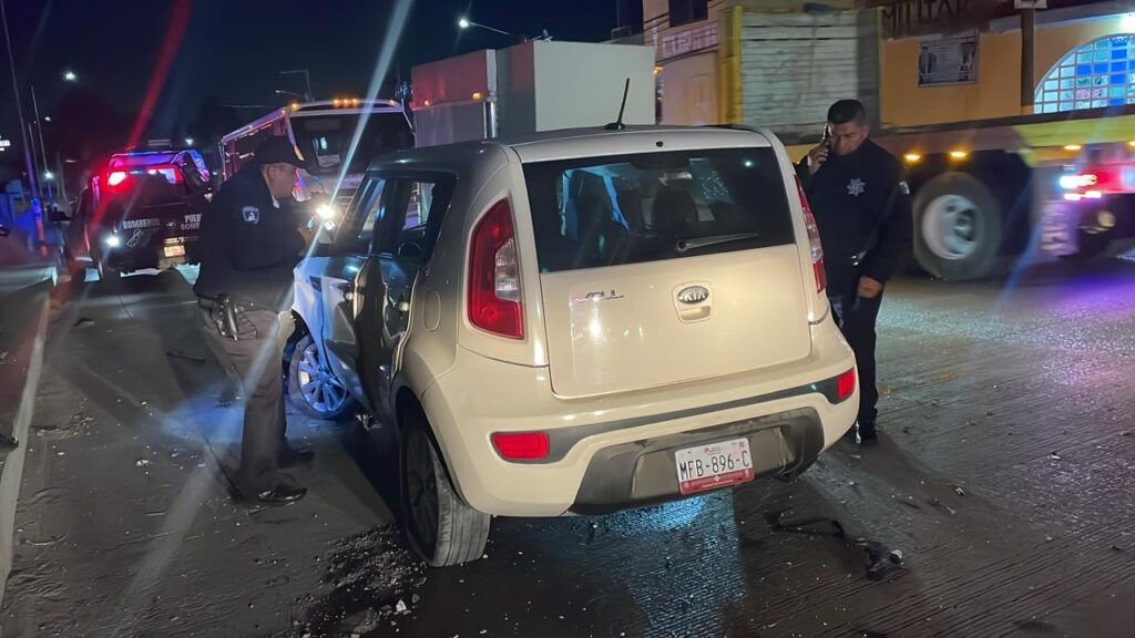 Ebrio conductor choca contra casa, derriba poste y se fuga en Amozoc