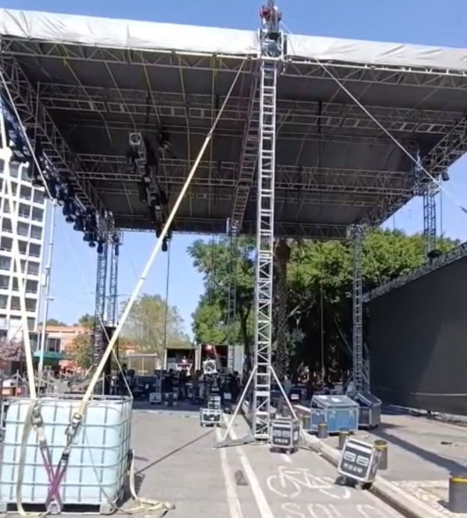 Video: Instalan en el Paseo Bravo escenario del Festival Internacional de Puebla 2025