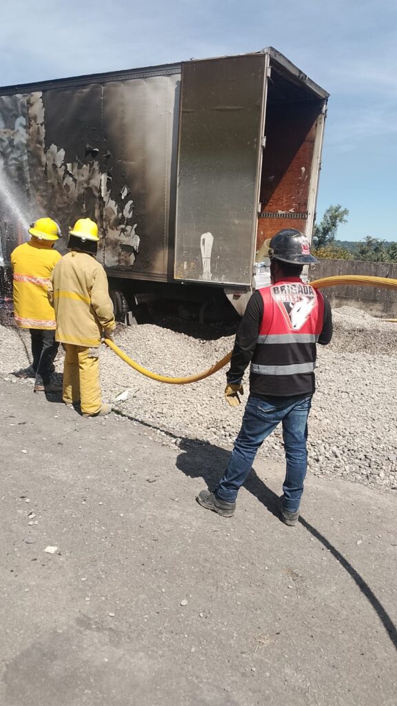 Se incendia unidad en la autopista México-Tuxpan