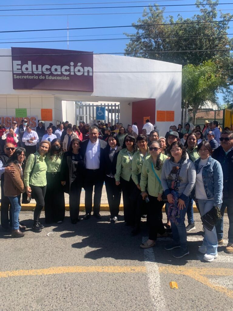 Firman acuerdos titular de la SEP y representantes de maestros del BINE