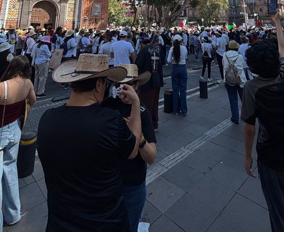 Poblanos se suman a la marcha de la Generación Z