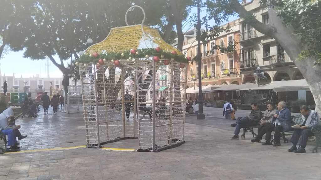 Comienza la colocación de adornos navideños en el palacio municipal y zócalo