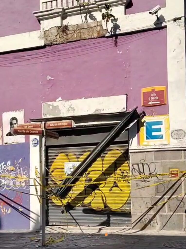 Video: Se desprende parte de un inmueble en el Centro Hostórico