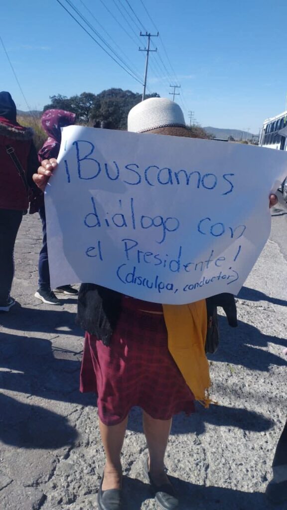 Vecinos de Tepatlaxco bloquean carretera Amozoc-Nautla