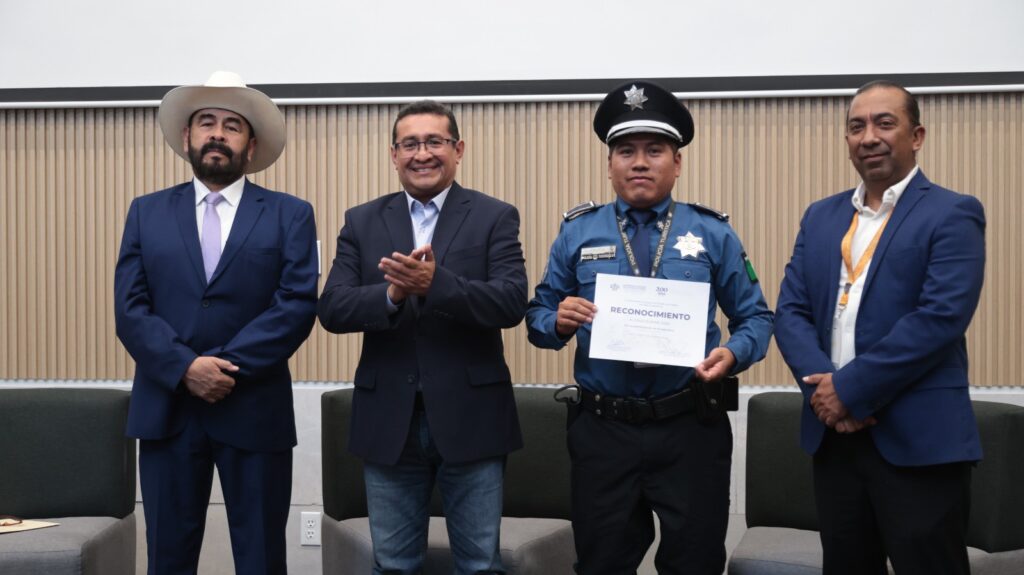 Expresa Pavel Gaspar gratitud y reconocimiento a policías