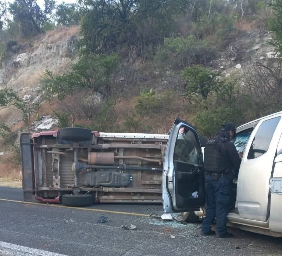 Patrulla de Tulcingo, involucrada en accidente con saldo de un muerto y varios lesionados en la carretera Izúcar-Acatlán