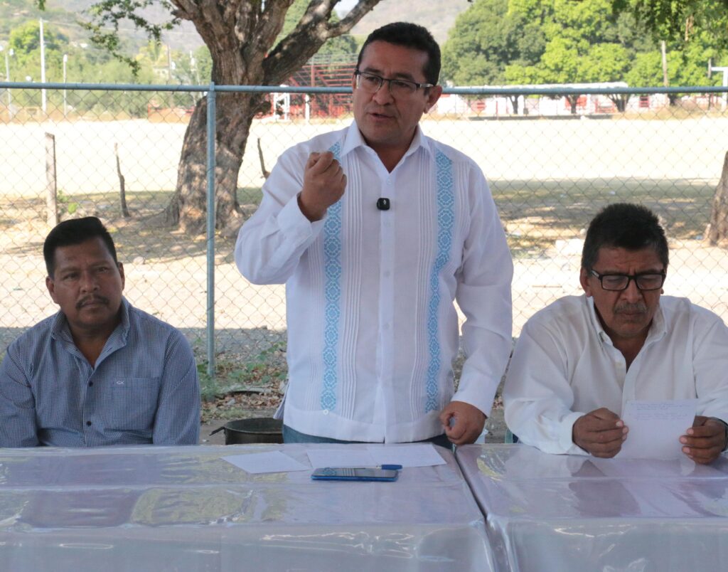 Pavel Gaspar inspecciona obras en la zona de Jolalpan