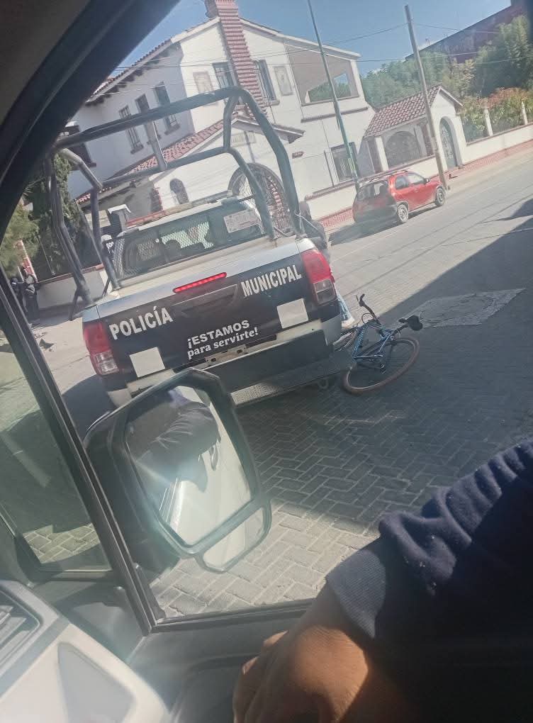 Policías municipales, cerca de atropellar a mujer ciclista en Tepeaca