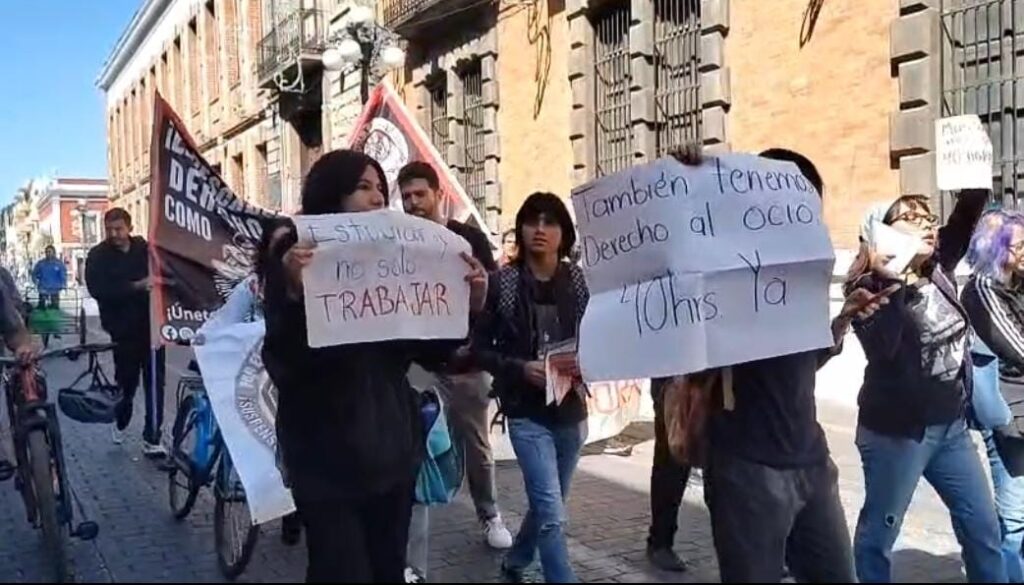 Poblanos se manifiestan en las calles del zócalo; exigen trato justo para trabajadores