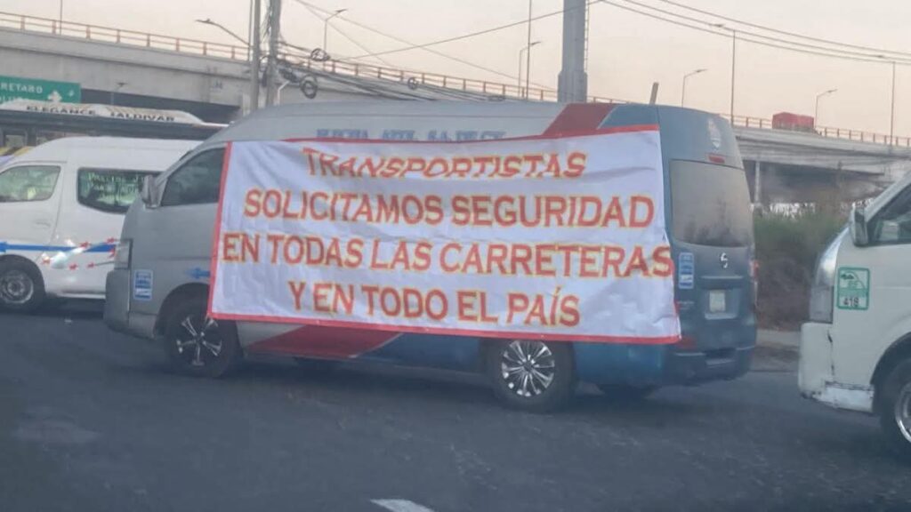 Bloqueos carreteros colapsan la Sierra Norte del estado 