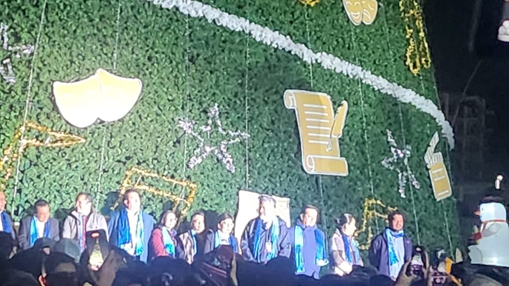 Video: Lilia Cedillo encabeza encendido del árbol de navidad en el Complejo Cultural Universitario 