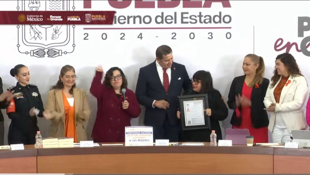 Entregan título a la primera graduada en la Universidad de Artes Visuales- Puebla