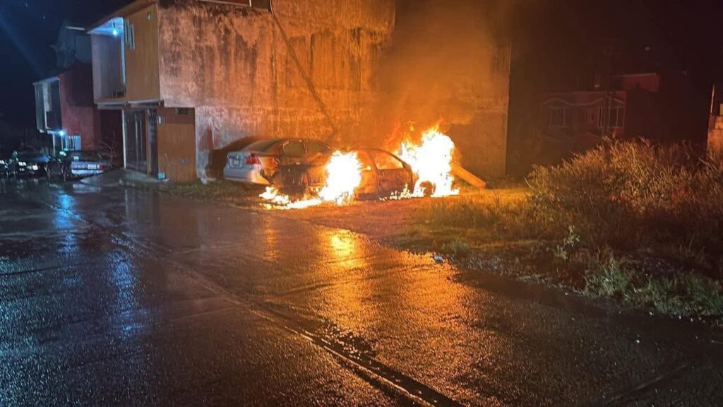 Se queman dos unidades en Huauchinango