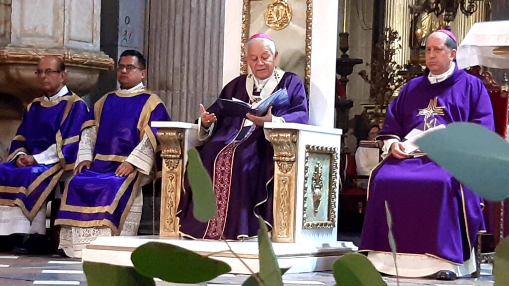 Arzobispo de Puebla enciende primera vela de la Corona de Adviento