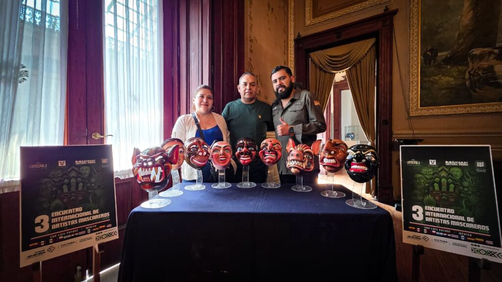 Donan 9 máscaras peruanas al Museo Nacional de la Máscara