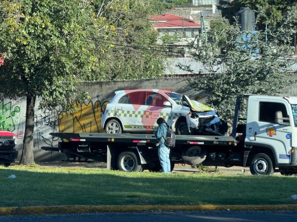Fuerte choque entre autobús y taxi deja 15 heridos en Toluca