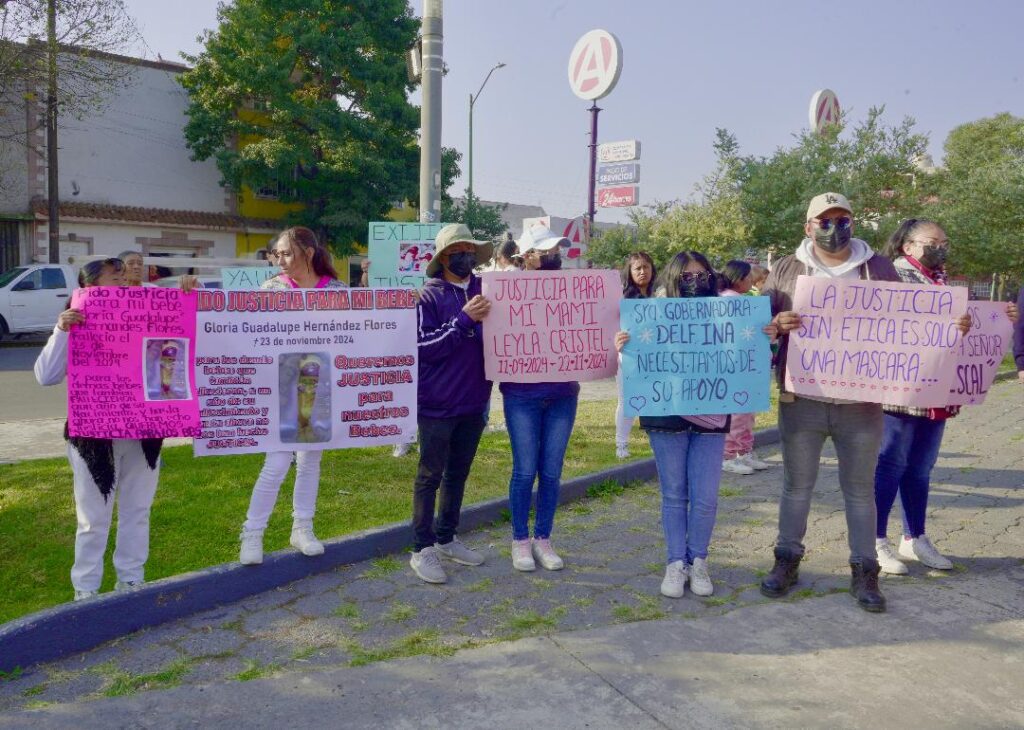 Familiares de bebés fallecidos por bacteria piden en Fiscalía concretar acuerdos reparatorios