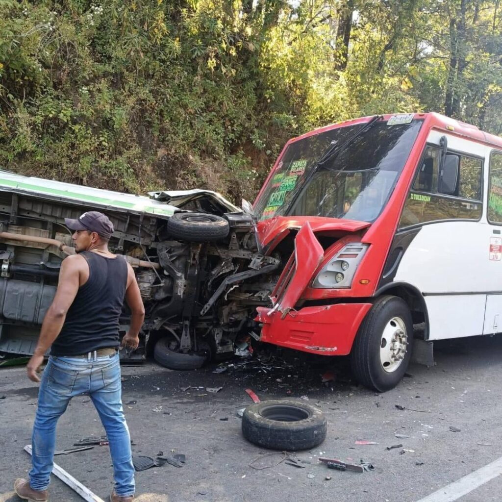 Choque en ruta a Santiago-Chalma deja dos mujeres muertas y 17 peregrinos heridos
