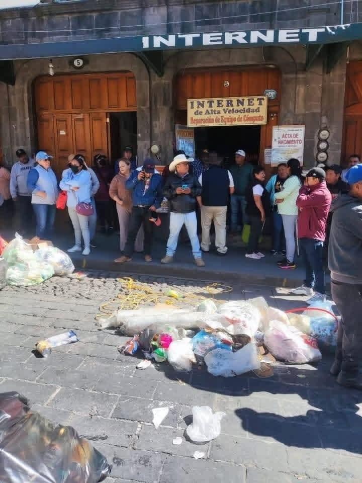 Crece crisis en El Oro, vecinos tiran basura y bloquean accesos