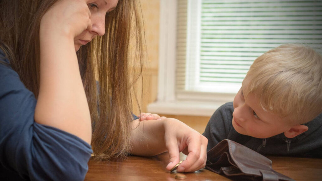 Cuando el dinero se usa para controlar: violencia económica contra las mujeres