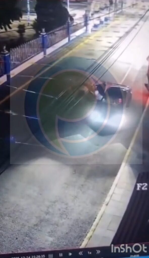 Video: Ladrones roban inflable navideño en pleno parque de Santa María Nenetzintla