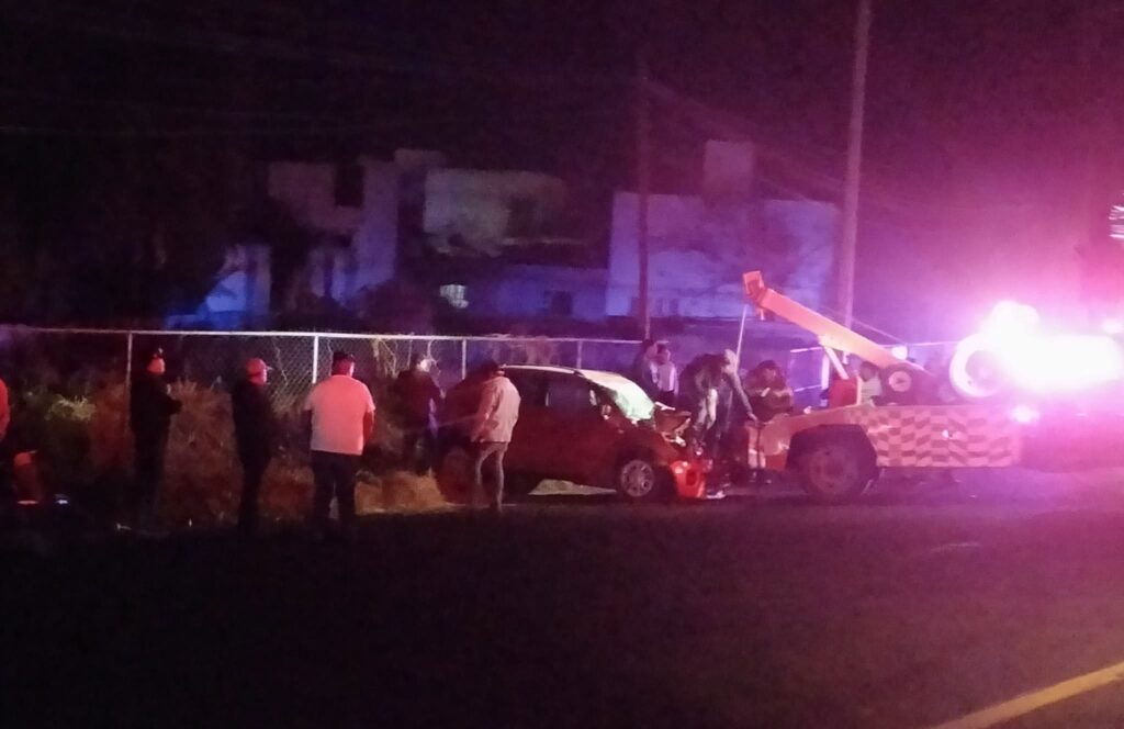 Choque entre auto y micro dejó un herido de gravedad en Tepeaca