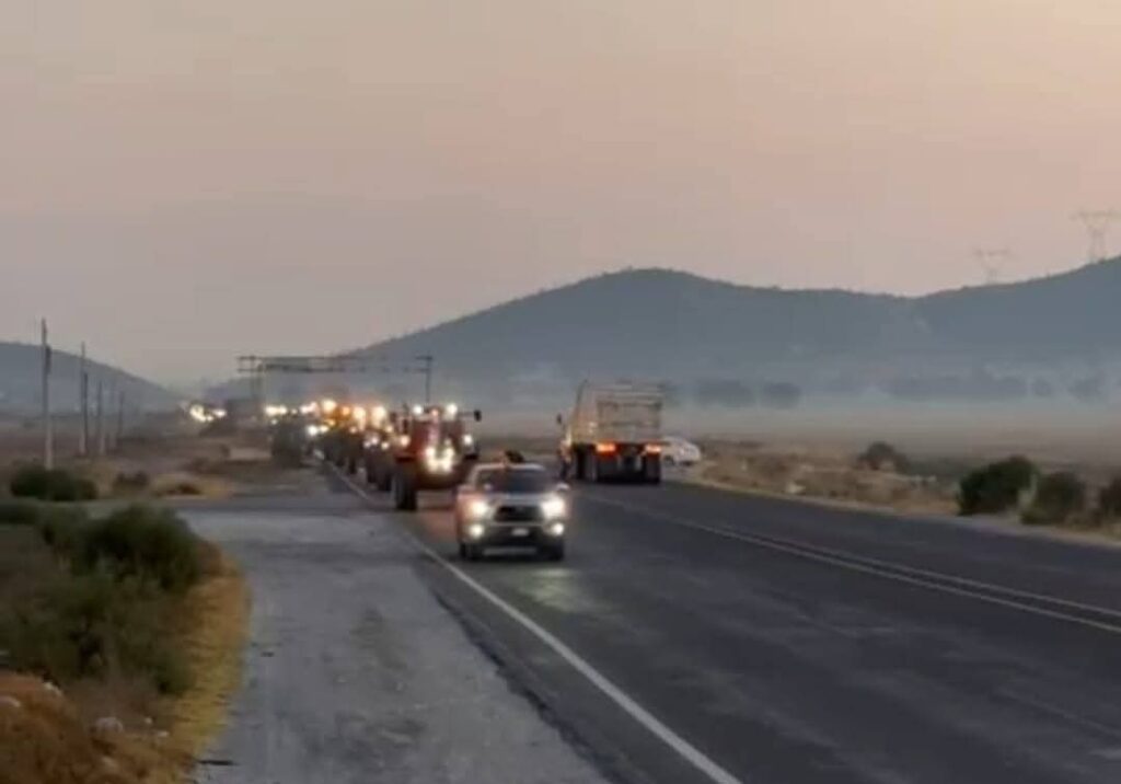 Se cumplen 12 horas del bloqueo de la autopista Puebla-Orizaba a la altura de Palmarito Tochapan
