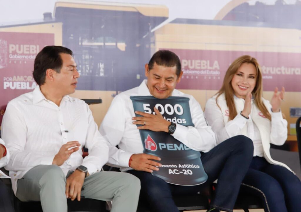 Por eficaz combate al huachicol, Pemex incrementa 7 veces donación de materiales para pavimentación a Puebla