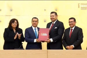 Entrega Alejandro Armenta su primer informe al Congreso de Puebla