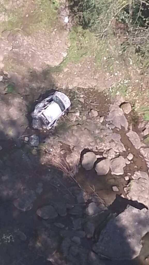 Vehículo cayó al fondo del puente Totolapa, en Huauchinango