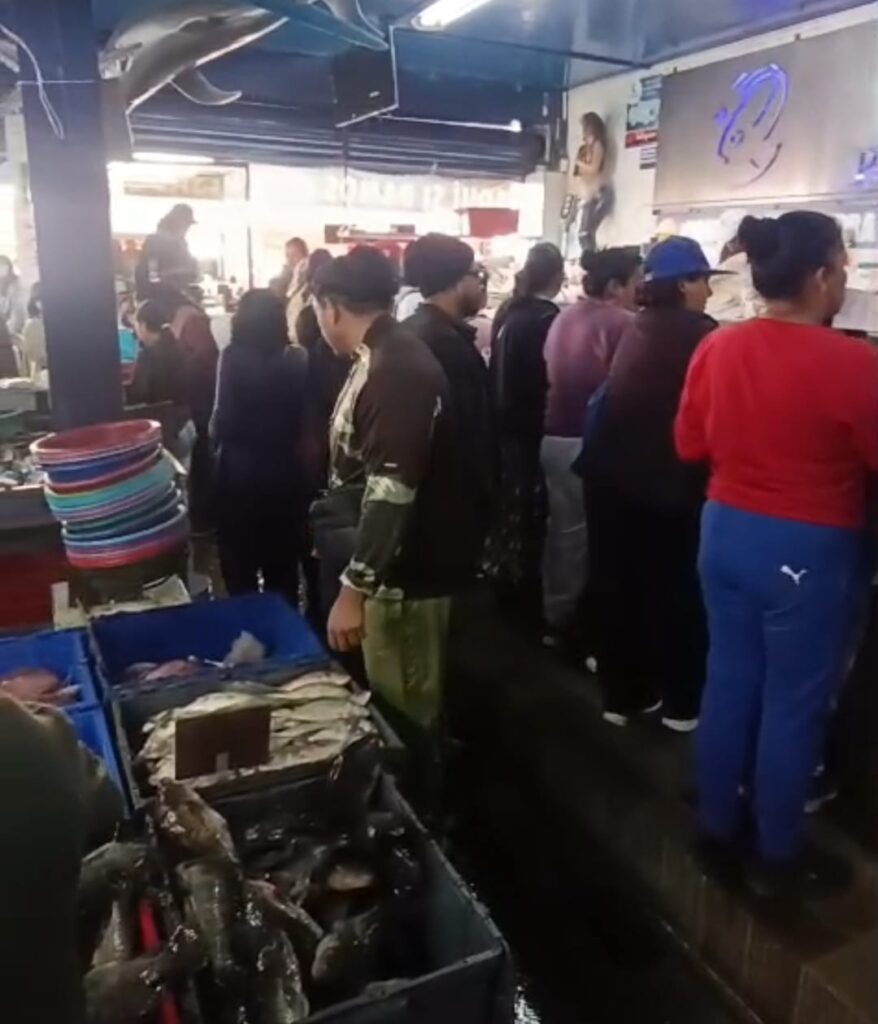 La gente atiborra el mercado 5 de Mayo para comprar pescados y mariscos 