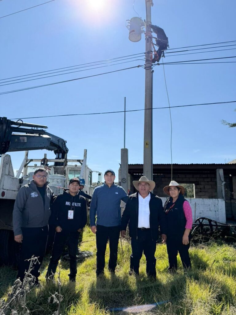Supervisa edil de Amozoc la colocación de transformadores para ampliar la iluminación en la carretera federal Puebla–Tehuacán