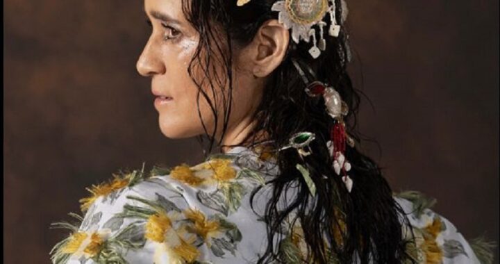 “Tiempos dorados” es el primer sencillo del 10º álbum de estudio de Julieta Venegas