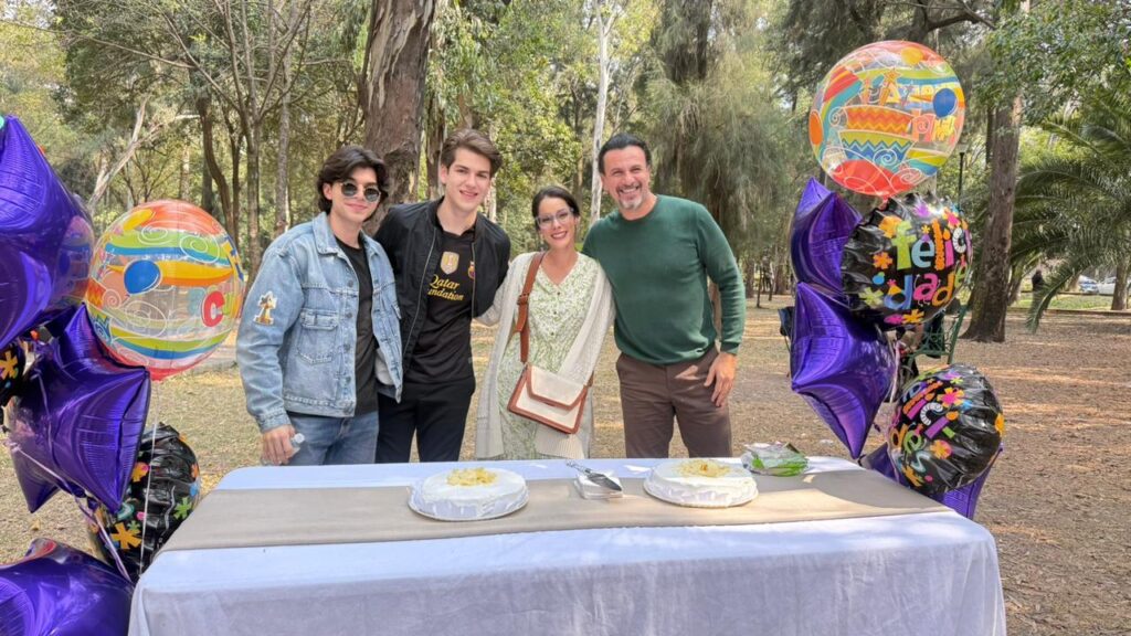 Elenco y producción de “Somos Familia” celebraron el cumpleaños de Oka Giner