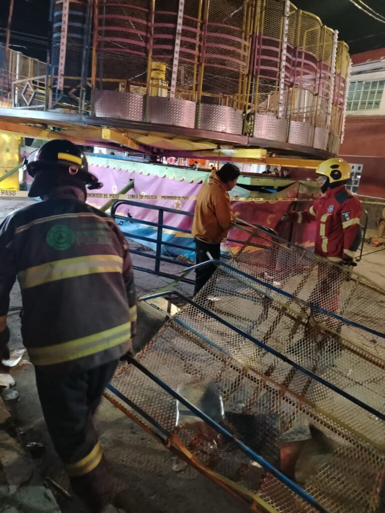 Tres lesionados dejó juego mecánico en feria patronal en Lomas de Castillotla