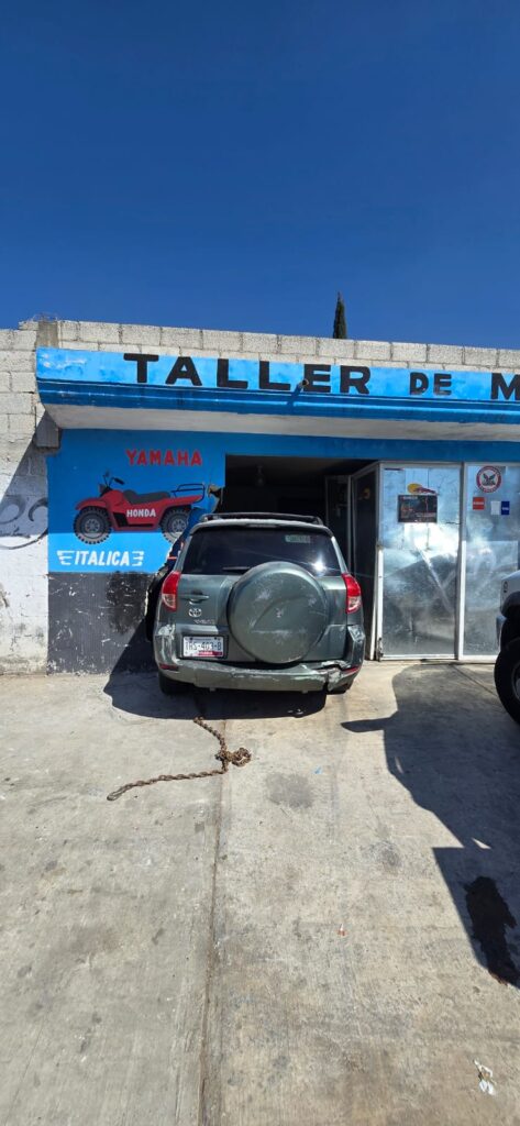 Conductor ebrio metió su camioneta en taller de motos en Amozoc