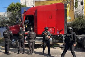 Cerca de la Central de Abasto, recuperan tractocamión robado