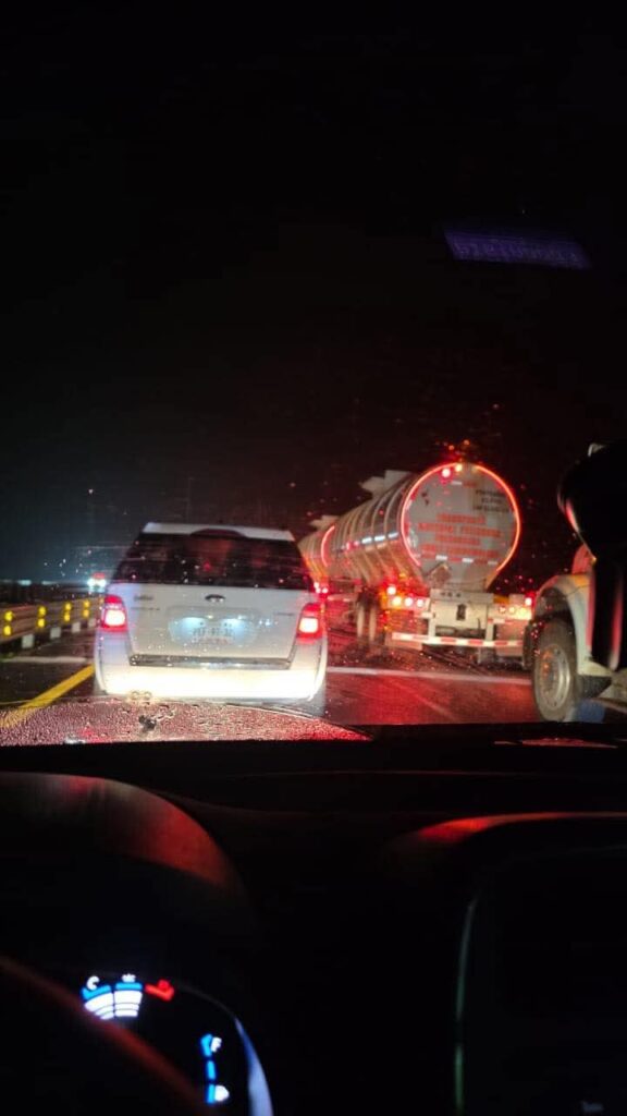 Tractocamión queda atravesado en la autopista México-Tuxpan